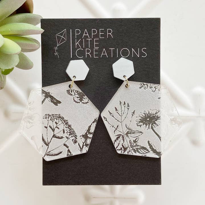 Boucle d'oreille en acrylique transparent gravé Wild Flower pour la vente par Paper Kite Creations