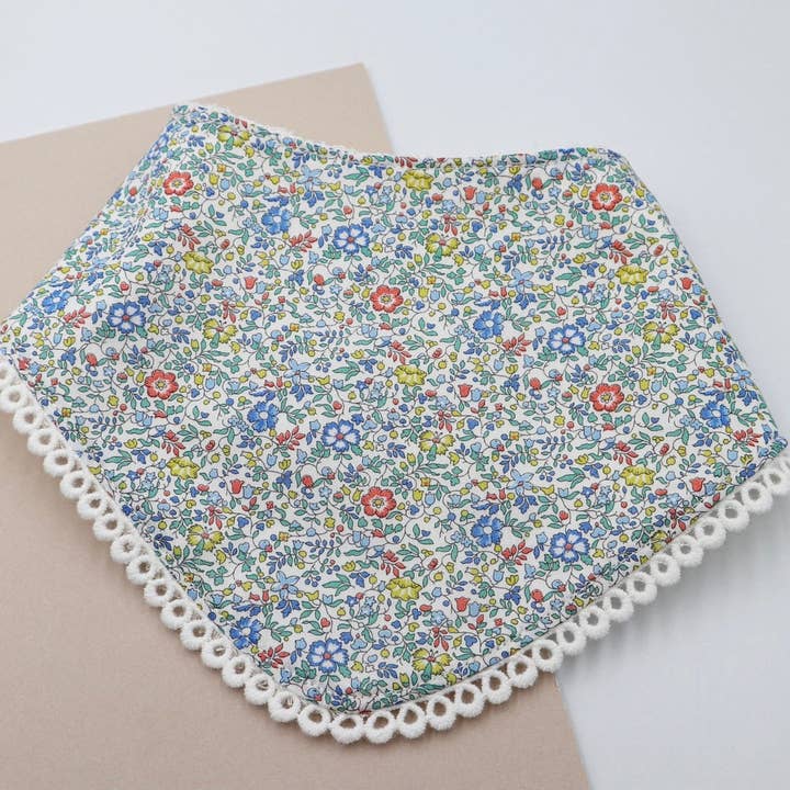 Katie og Millie Green Liberty Hagesmæk for engroshandel hos Grace James Online