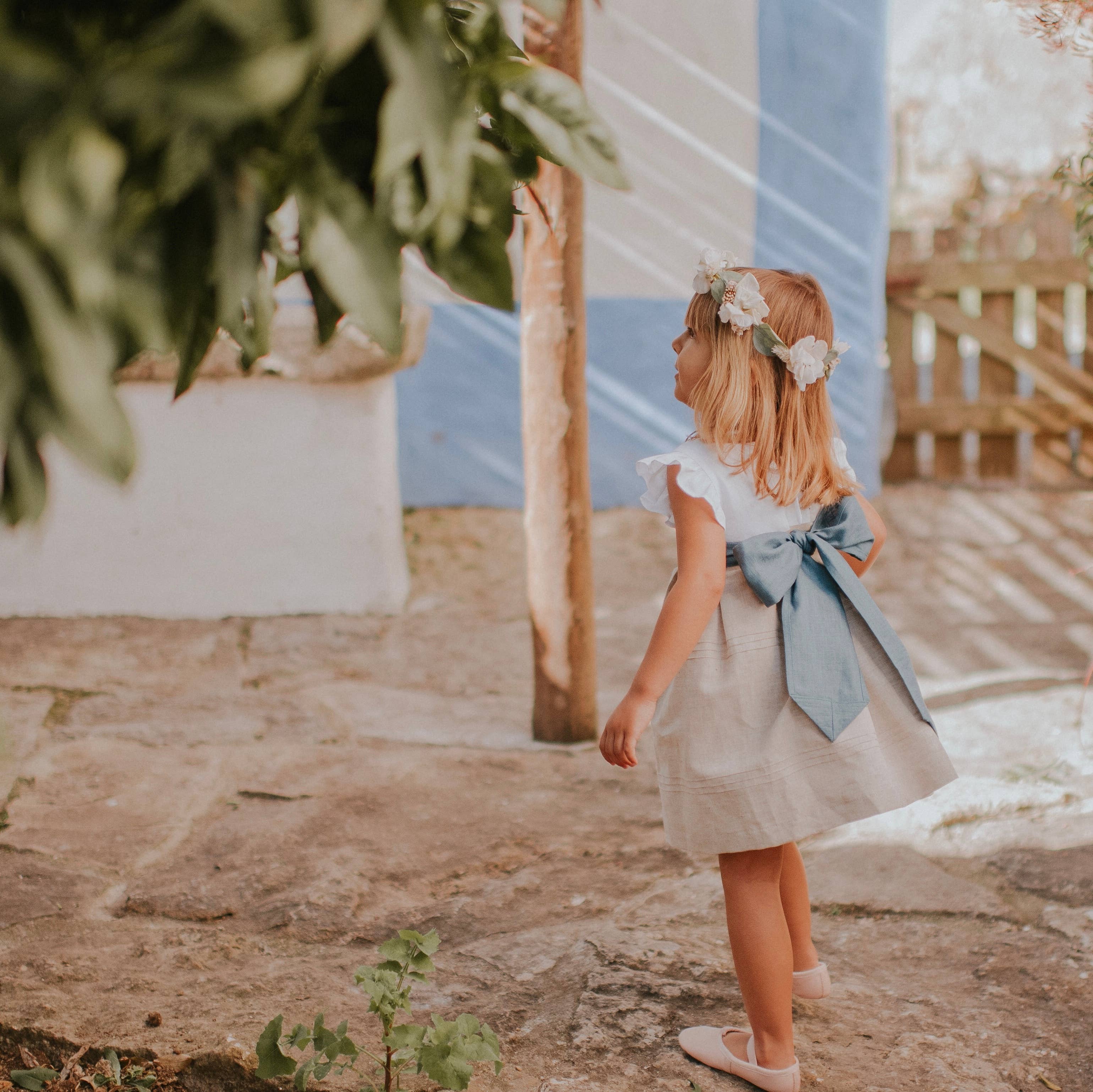 Nós e Tranças - Wholesale Dress - Kids - Vestido Branco&bege Com Nervuras Manga À Cava Com Folho1