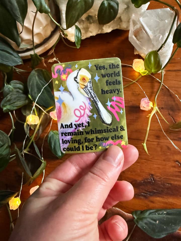 Oui, le monde semble lourd Et pourtant : autocollant féministe pour la vente par Fabulously Feminist