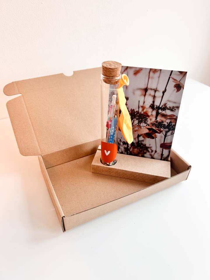 Geschenkbox Röhrchen Hurra für den Großhandel von SEQ LIFESTYLE