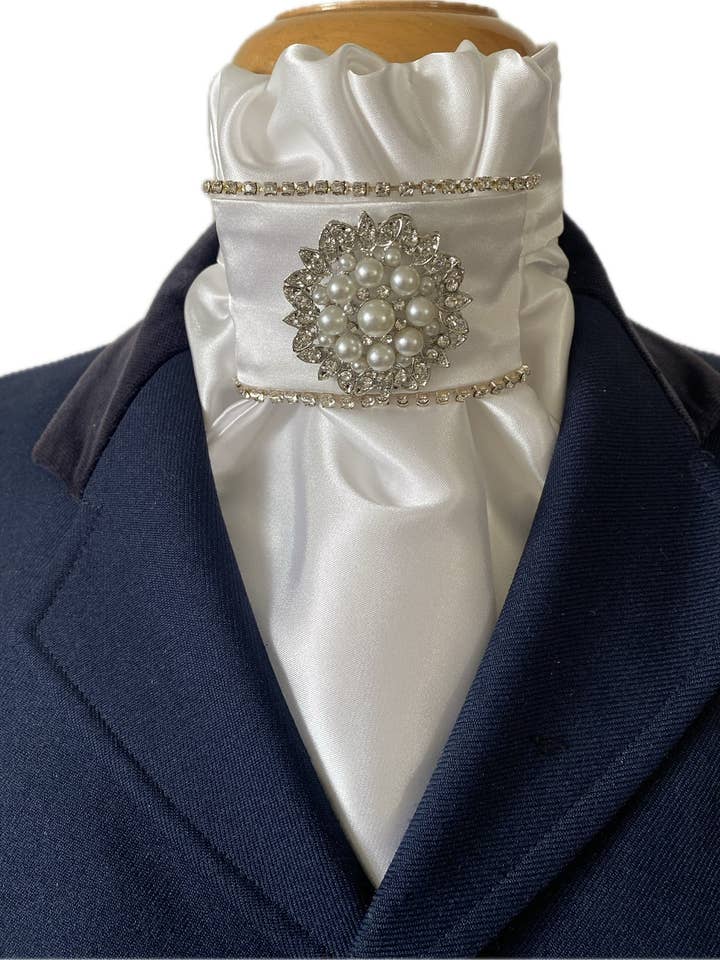 HHD Elfenbenssatin Dressyr Euro Stock Slips 'Crystal' med pärlor för wholesale av Heavenly Horse Designs