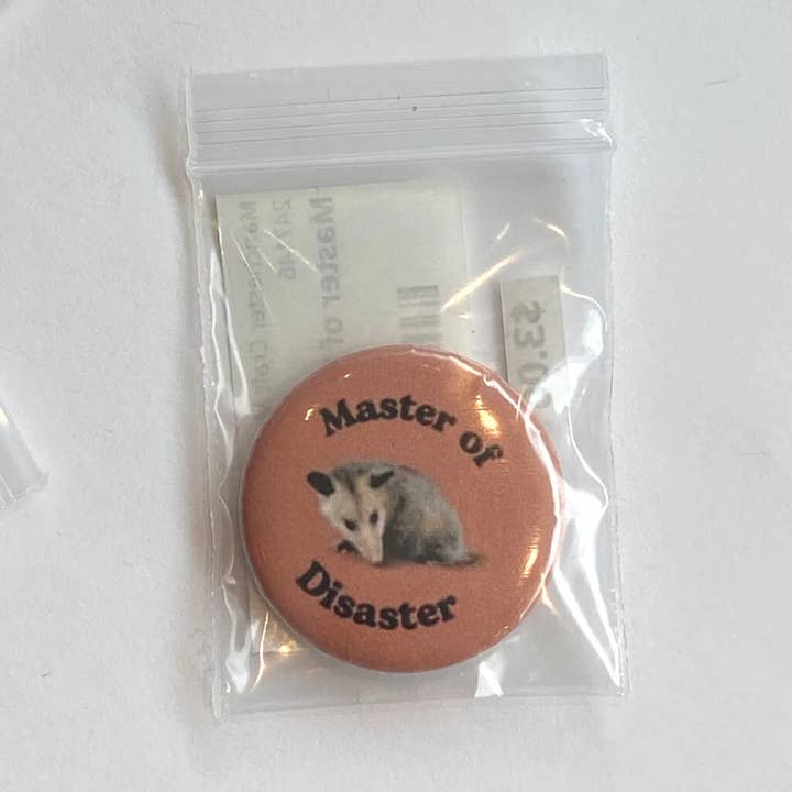 Meister des Desasters Ansteckbutton für den Großhandel von Haley Searcy Art