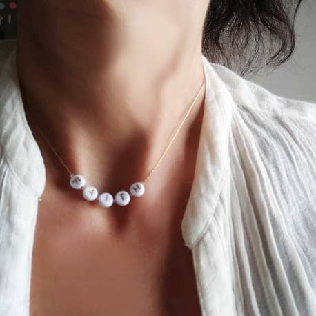 KVINDERS HALSKÆDE MED EN TILPASSELIG BESKED for engroshandel hos Philae Paris