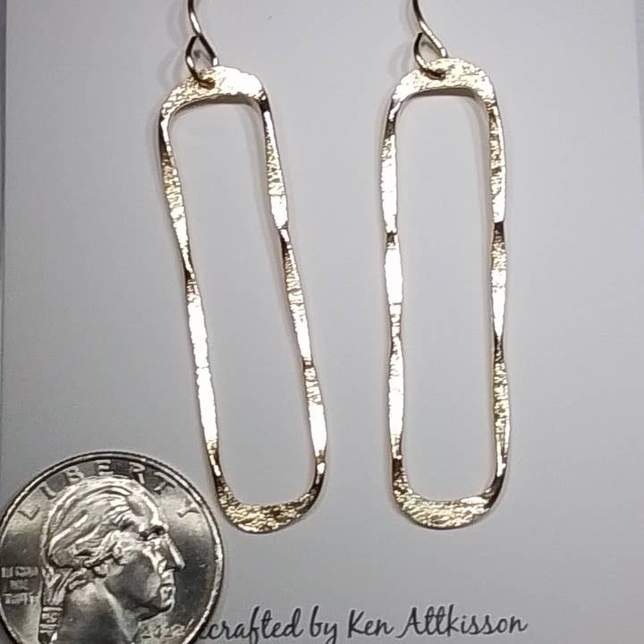 Rectangle maigre épais rempli d'or 14 carats martelé pour la vente par Ken’s handcrafted jewelry