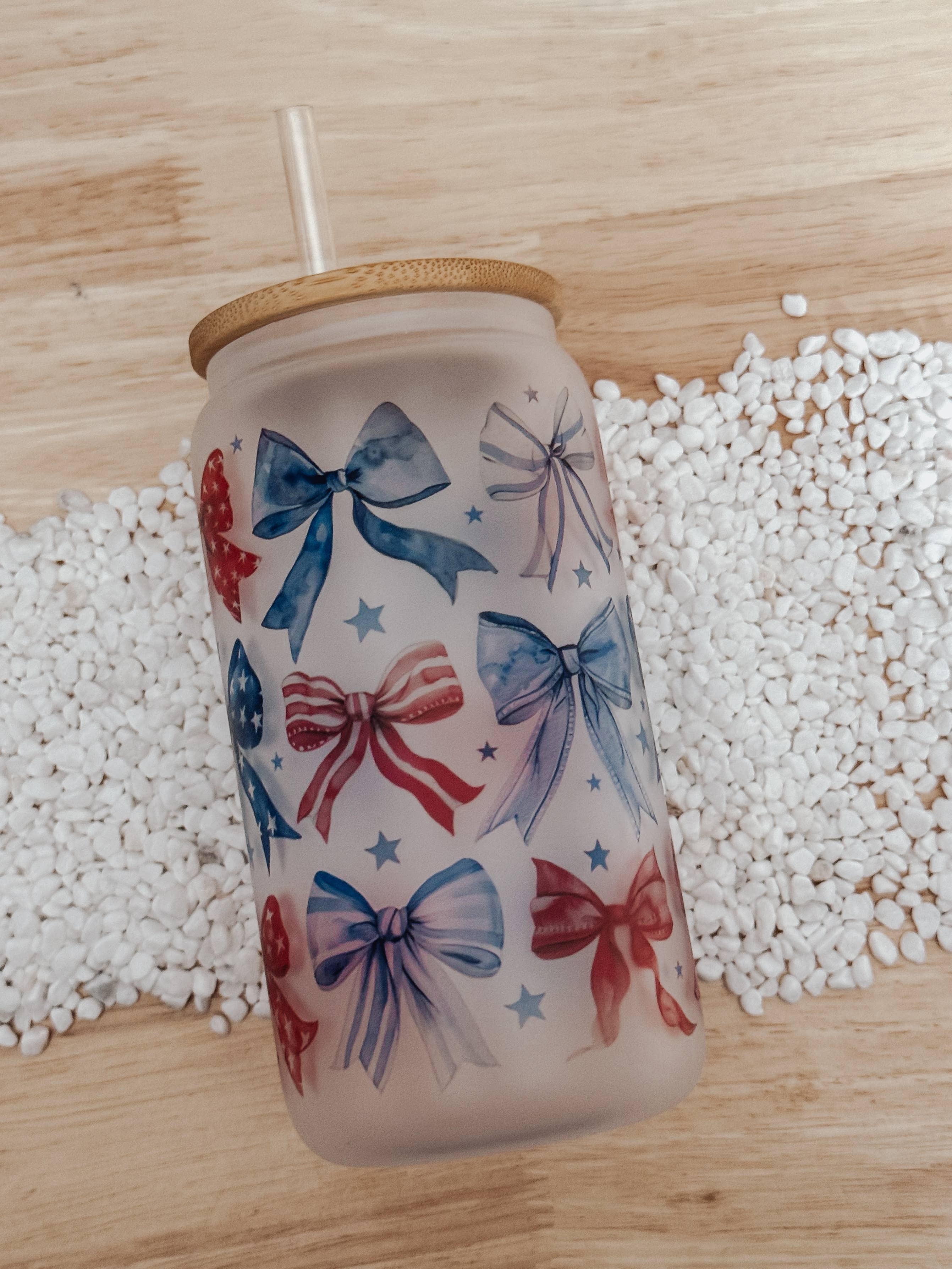 Emma K Designs - Wholesale Drinking Glass/Cup - Patriotic Bows 16oz Glass Can Cup with Bamboo Lid1