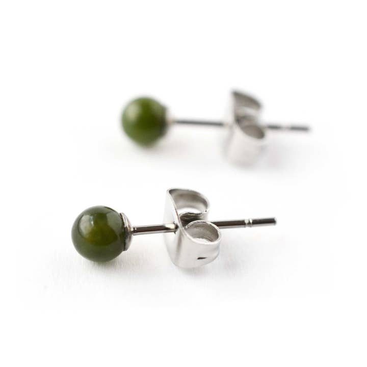 Boucles d'oreilles en jade 4mm, clous en acier chirurgical hypoallergénique pour oreilles sensibles pour la vente par Little Gems Jewels