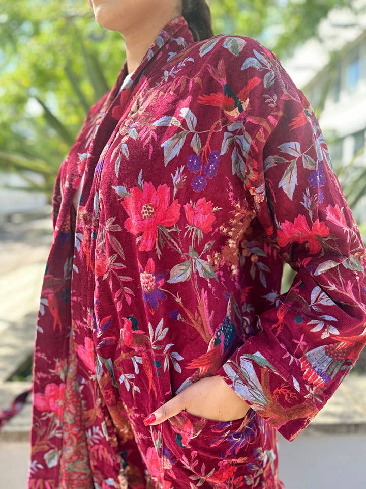 Vestaglia di velluto di lusso unisex con fodera in seta indiana, kimono boho elegante in vino rosso amaranto per la vendita all'ingrosso da parte di Essential Designs London