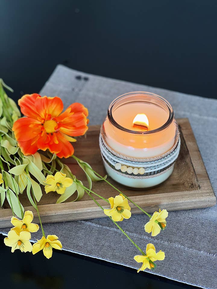 Bougie écologique à mèche en bois de soja GOLDEN GARDENIA 16 oz pour la vente par Blooming Brightly