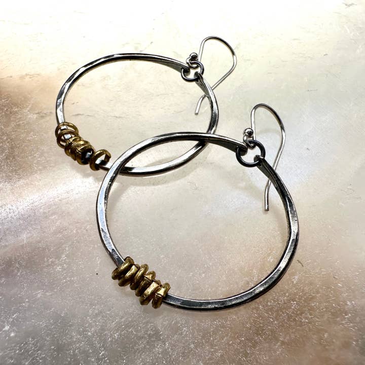 Boucles d'oreilles créoles en argent avec Heishi pour la vente par Jennifer Kahn Jewelry