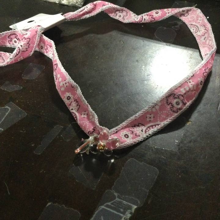 Collana Bandana Amore Blush per la vendita all'ingrosso da parte di Mary Kathryn Design