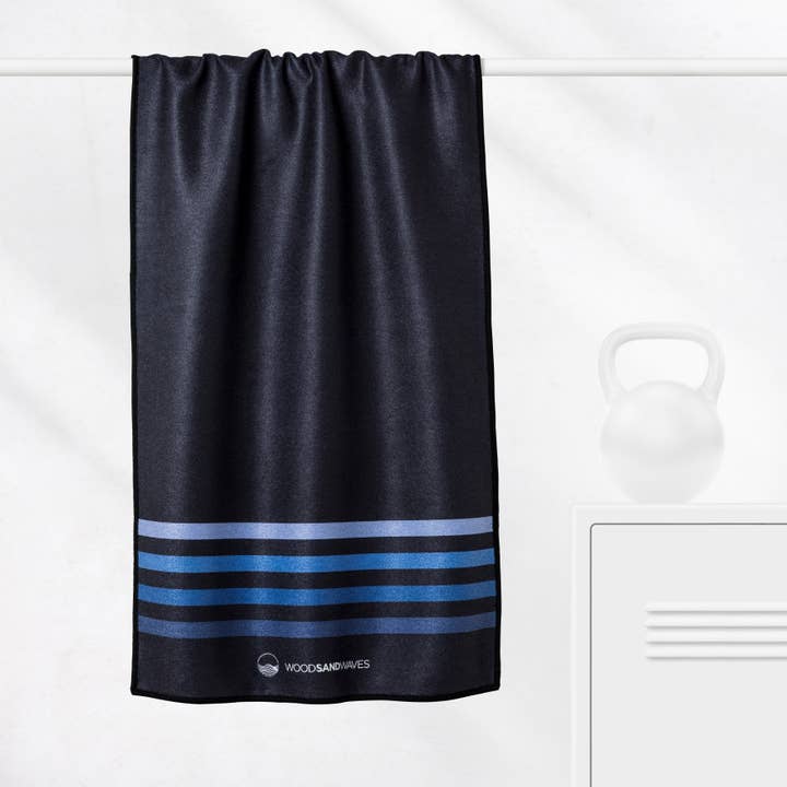 Calm Cruise Black - Sporthandduk med magnet och dragkedjeficka för wholesale av WOODSANDWAVES