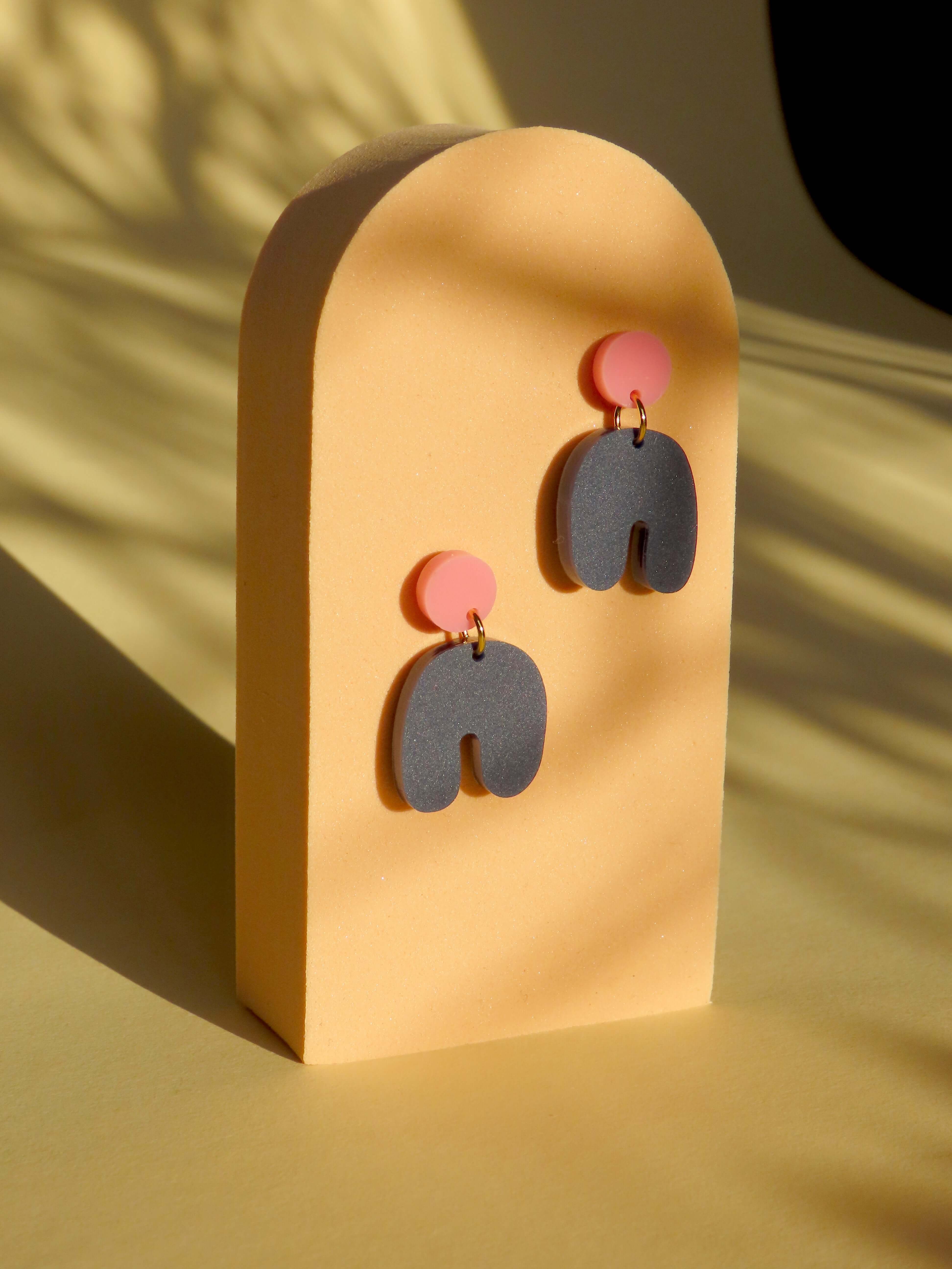 Niemalsmehrohne - Vendita all'ingrosso Orecchini pendenti - Orecchini piccoli a forma di arco Squishy Arch in rosa blu scuro2