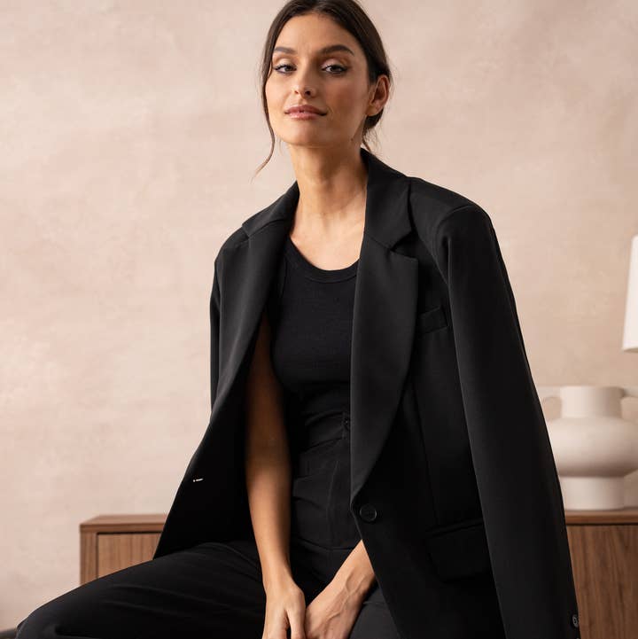 Attentif Paris – Engroshandel Habitjakke – til kvinder – [Timeless] Oversized jakke i ensfarvet design32