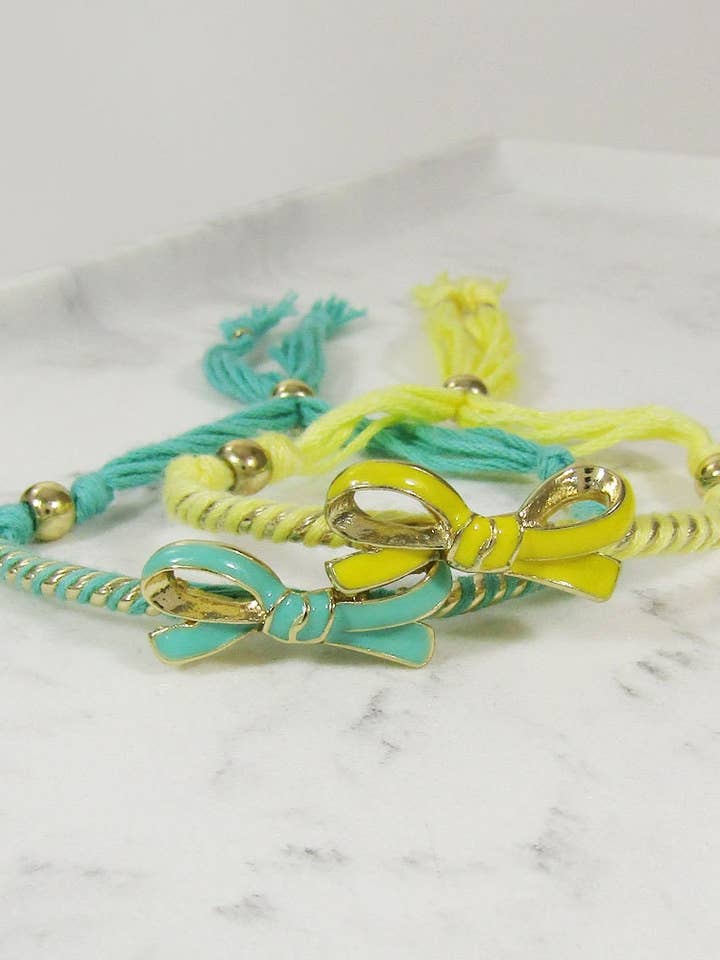 Geflochtenes Quastenarmband aus Baumwollkordel mit Emailleband für den Großhandel von TheTizana