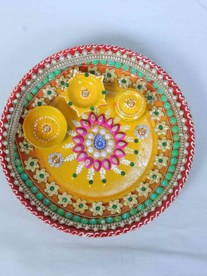 Puja Thali indiano multicolore giallo da 20 cm per la vendita all'ingrosso da parte di Ancientveda