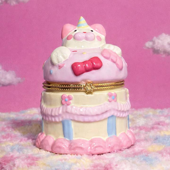 Boîte à bibelots peinte à la main en forme d'ours avec gâteau d'anniversaire pour la vente par 3PercentMarket