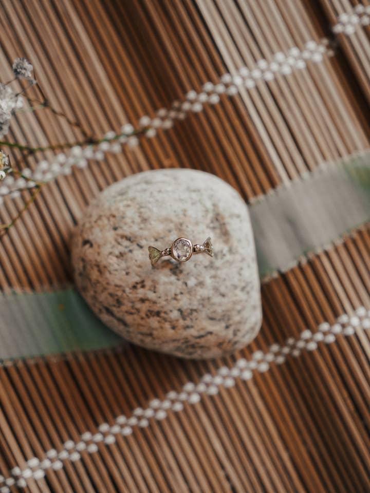 Wisp-ringen i morganit (storlek 7,25) för wholesale av River + Sage Jewelry