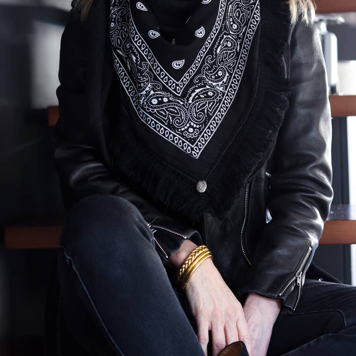 Foulard bandana nera per la vendita all'ingrosso da parte di Julia K