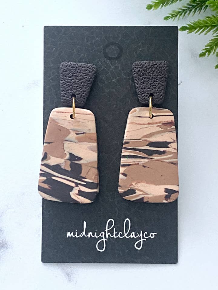 Boucles d'oreilles marron et beige, bijoux aux tons terre, bohème, chic pour la vente par midnightclayco
