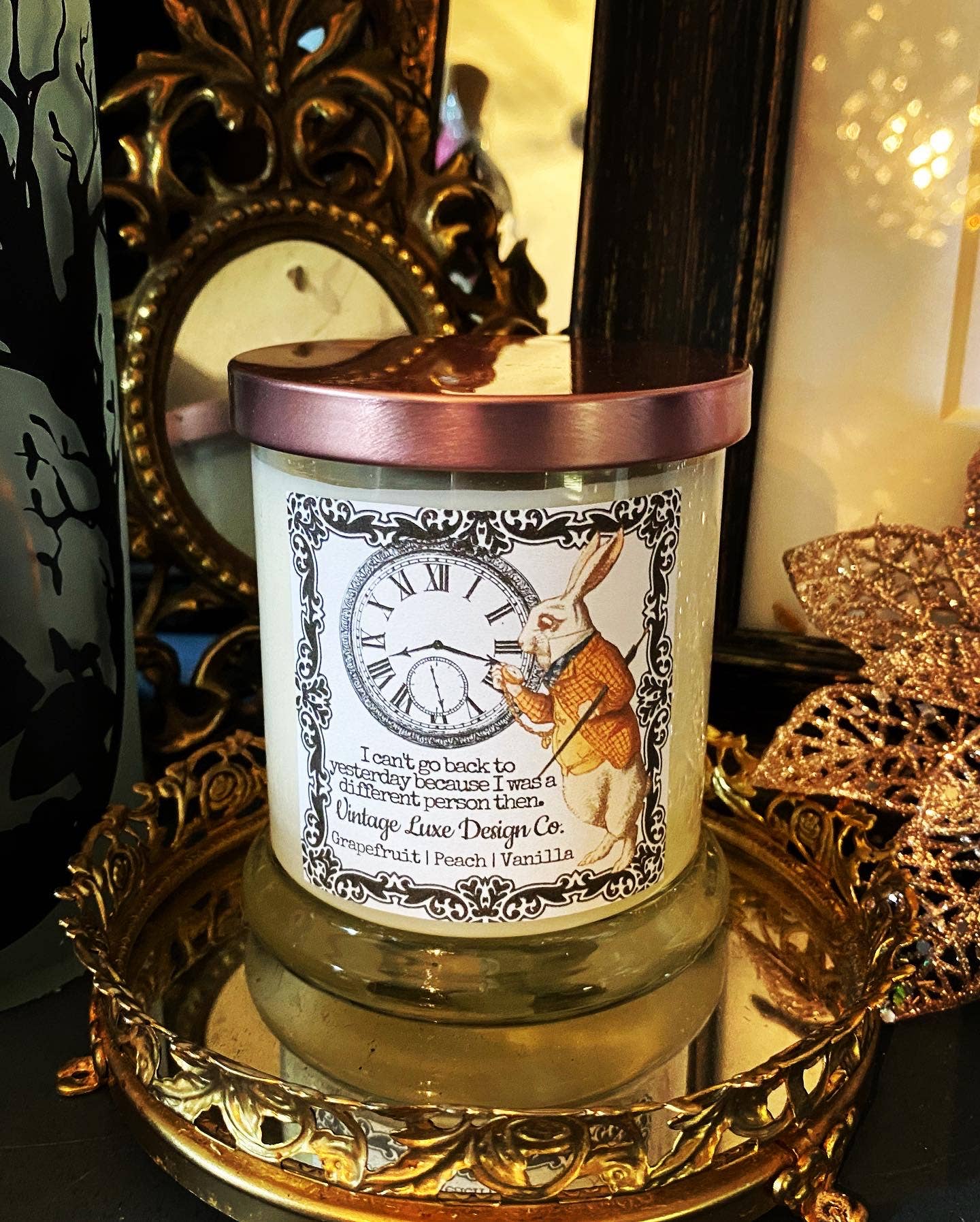 Vintage Luxe Design Co. - Vente Bougie en bocal - Bougie en cire de soja Alice au pays des merveilles 10 oz - Lapin blanc fantaisiste2