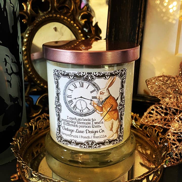 Vintage Luxe Design Co. - Vente Bougie en bocal - Bougie en cire de soja Alice au pays des merveilles 10 oz - Lapin blanc fantaisiste2