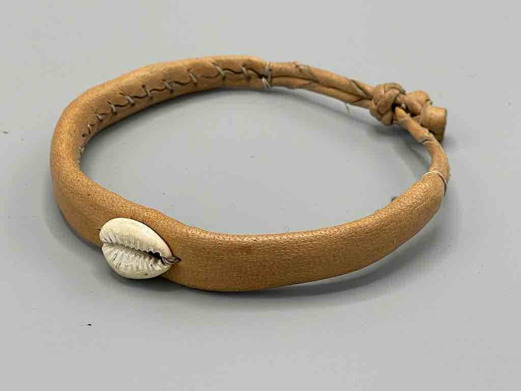 The Niger Bend - Wholesale Bangle Bracelet - Single Cowrie Shell Solid Color Leather Clasp Bracelet - Mali0
