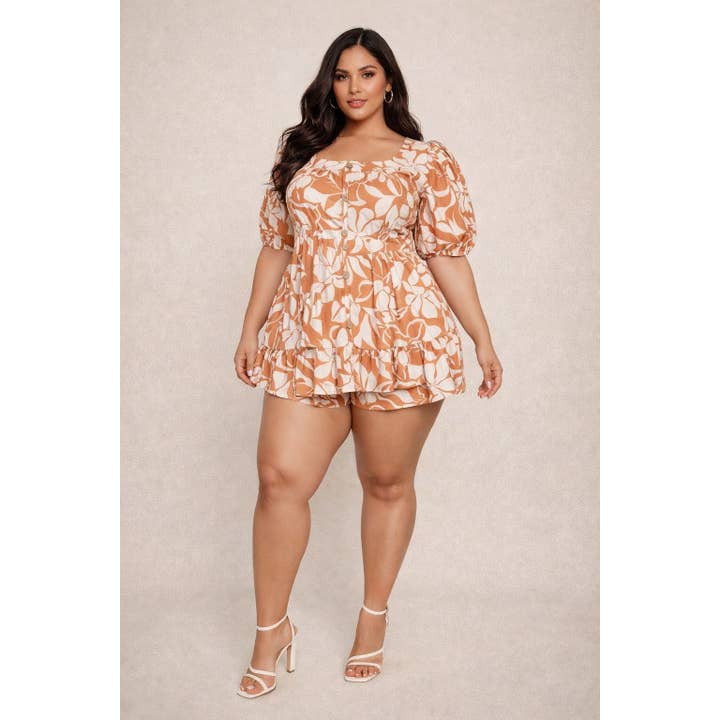 Un top taglia grande a fiori con scollo quadrato, abbottonato e maniche corte per la vendita all'ingrosso da parte di Curve Market