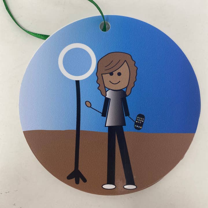 Adorno de niña influencer (marrón) para venta al por mayor de The Polka Dot Box