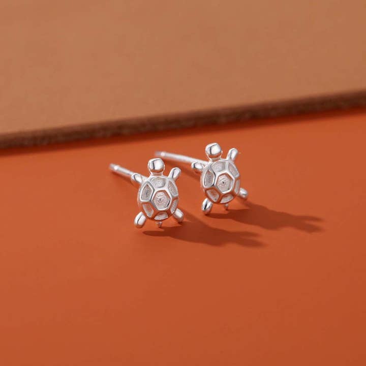 Små havssköldpaddsörhängen i 925 sterling silver för wholesale av Perimade & Co. LLC