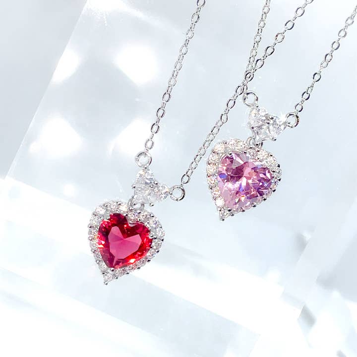 Collier en forme de cœur avec halo de cristal, pendentif délicat, cadeau pour elle et maman pour la vente par Holicca