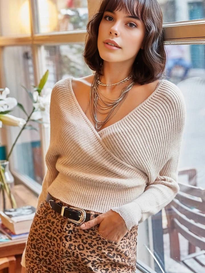 Jersey de punto recortado con escote en V delantero y trasero para venta al por mayor de Hoxton Gal