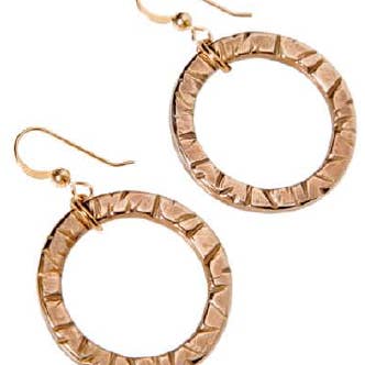 Boucles d'oreilles à pendentif Infinity Peace en bronze sur crochets français pour la vente par From War to Peace