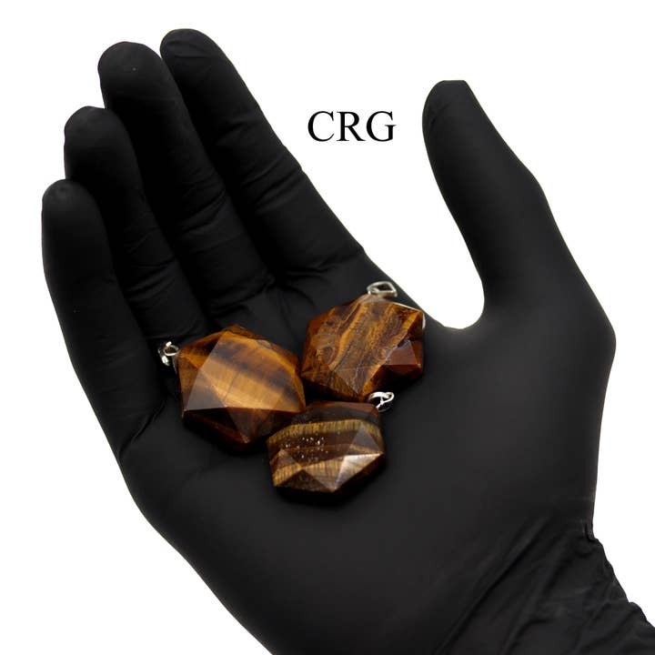 Juego de 4 unidades: colgante hexagonal facetado con forma de ojo de tigre con asa plateada, 1 pulgada de diámetro medio para venta al por mayor de Crystal River Gems LLC