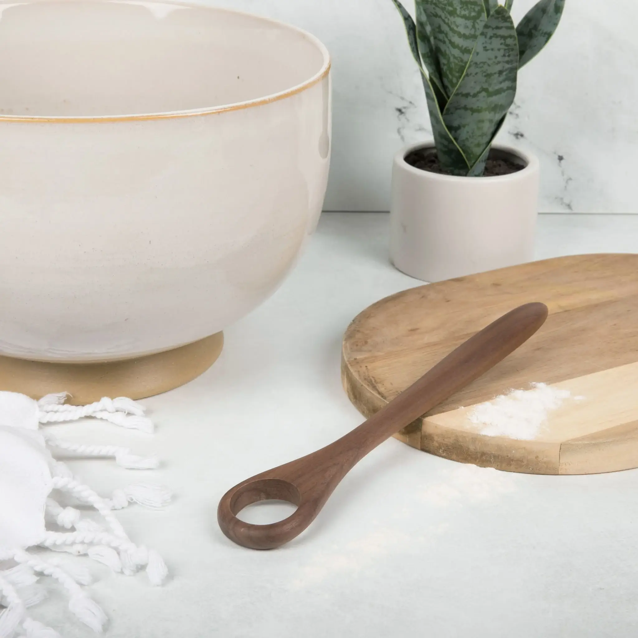 Salt & York – Engroshandel Køkkenske – Håndlavet dansk dejpisker i valnøddetræ1