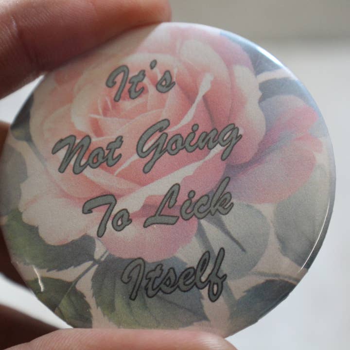 Ça ne va pas lécher // badge en métal 5,7 cm pour la vente par Raven Design