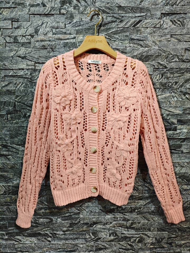 Gehäkelte Strickweste mit Knöpfen und erhabenen Blumen K24490 für den Großhandel von Adilynn DAYMENTEX