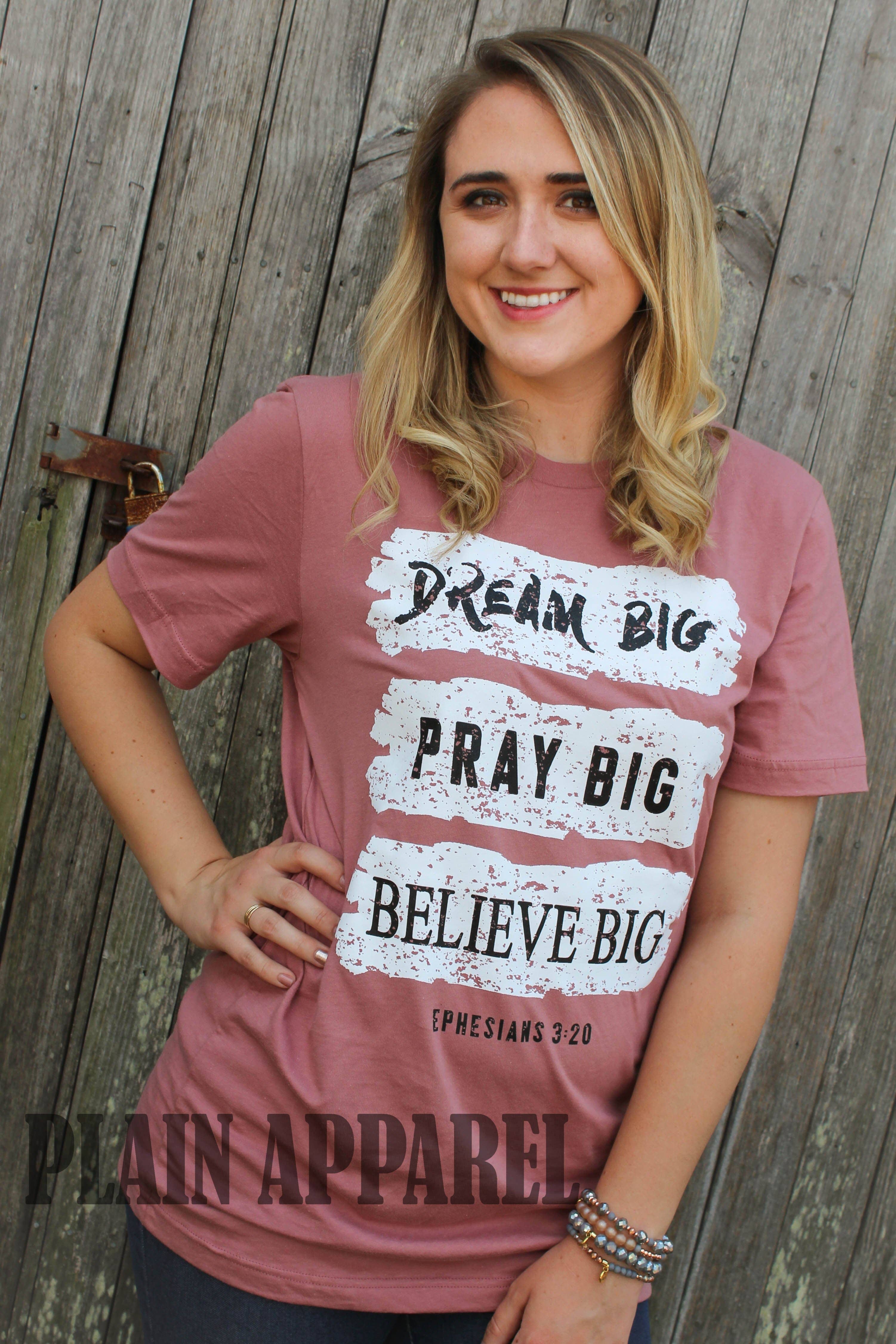 Plain Apparel Tees – Großhandel T-Shirt mit Siebdruck – Damen – Traum Groß Pray Big Believe Großes T-Shirt0