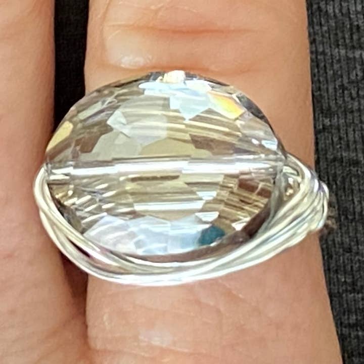 Anello in argento avvolto in filo di cristallo ovale fumè grosso per la vendita all'ingrosso da parte di Marble Designs Jewelry