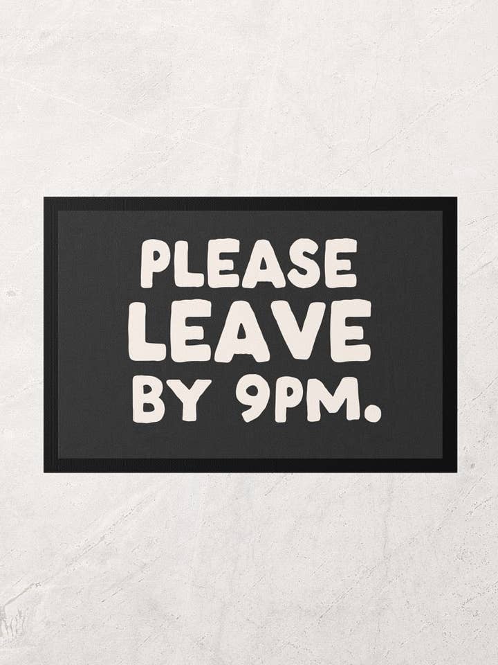 Por favor, saia até às 21h | Creme e Carvão | Tapete de Porta Interior por atacado de Wisdom and Wonder Designs