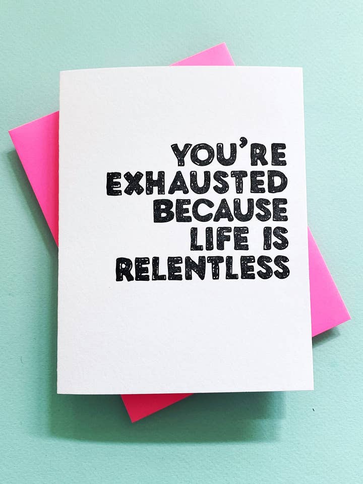Tu estás Exausto Porque a Vida É Implacável - cartão de saudação por atacado de Richie Designs