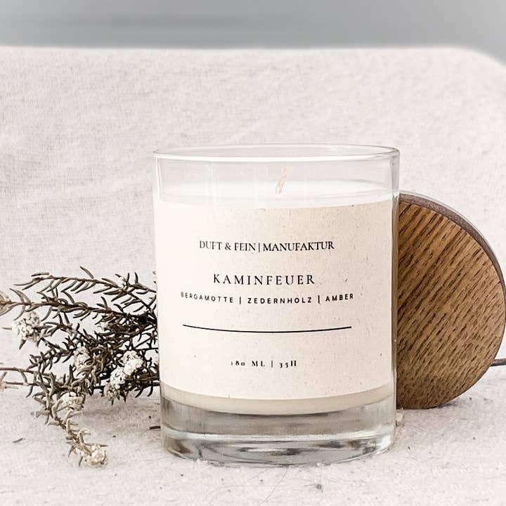 Candela profumata «Fireplace» per la vendita all'ingrosso da parte di Duft & Fein.