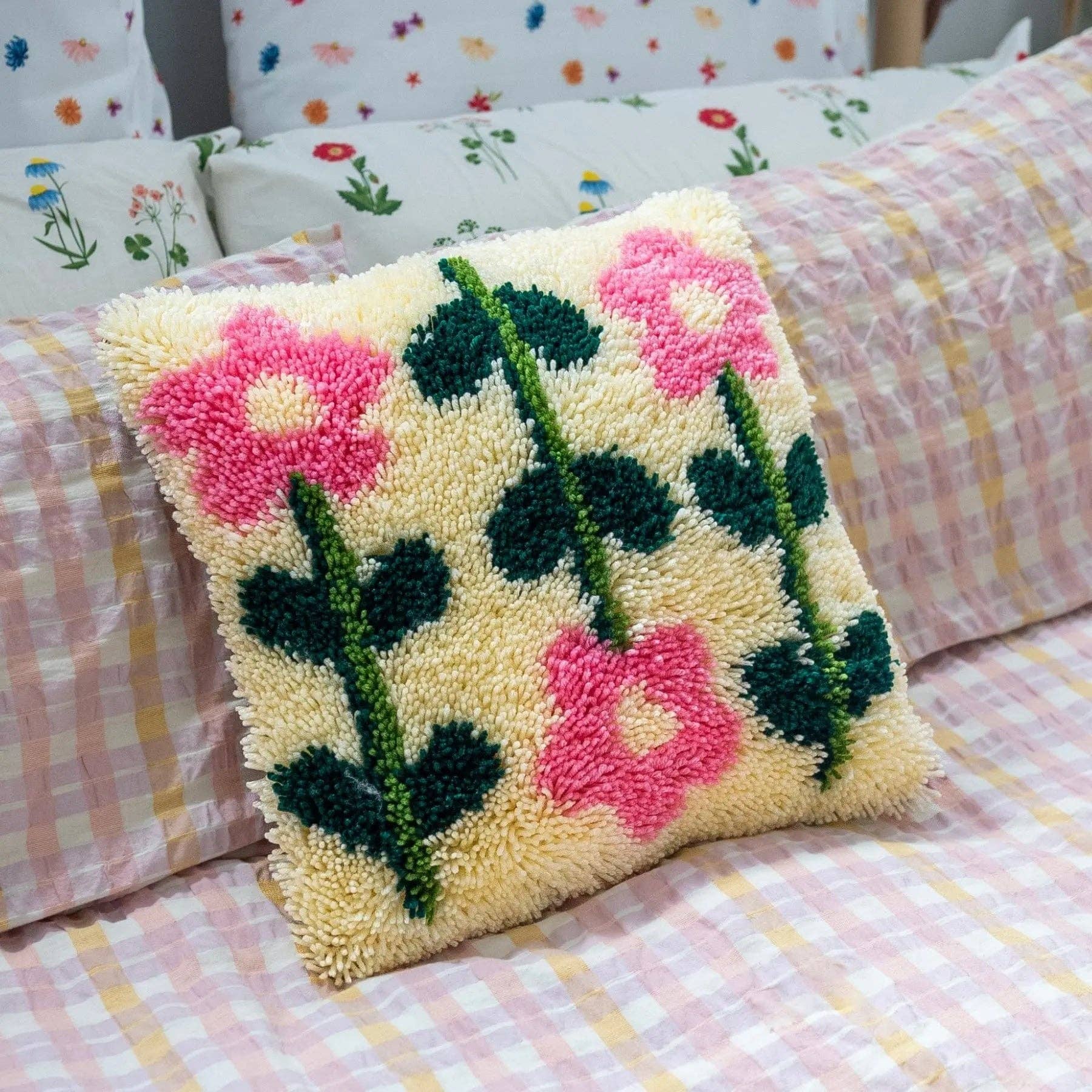 Craft Club - Wholesale Craft Sewing Kit - PASTEL PICK OF THE BUNCH - Latch Hook Cushion Kit11