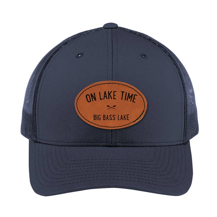 Chapeau de camionneur gravé en similicuir personnalisé sur Lake Time pour la vente par Quotable Life