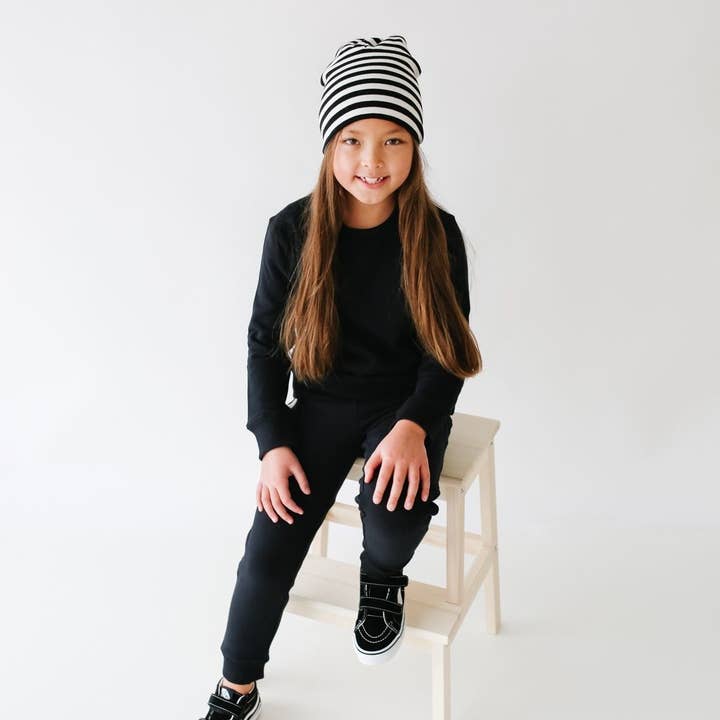 L&T-uniseks muts van biologisch katoen jersey - gitzwarte streep voor wholesale door Lola & Taylor