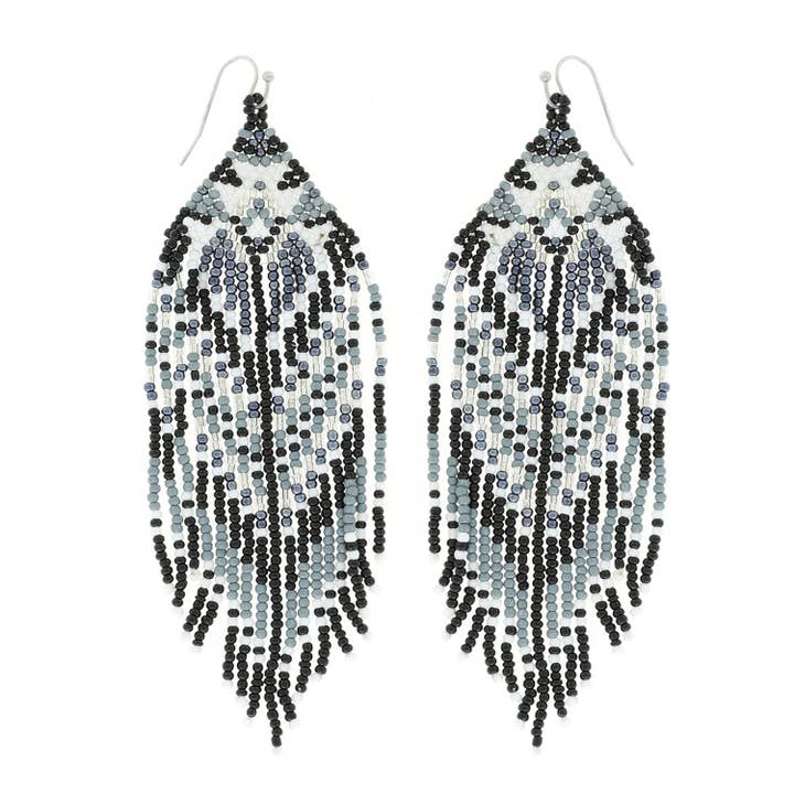 Zwarte Freedom oorbellen met kraaltjes en franjes voor wholesale door Eeyou Istchee Clothing Co.