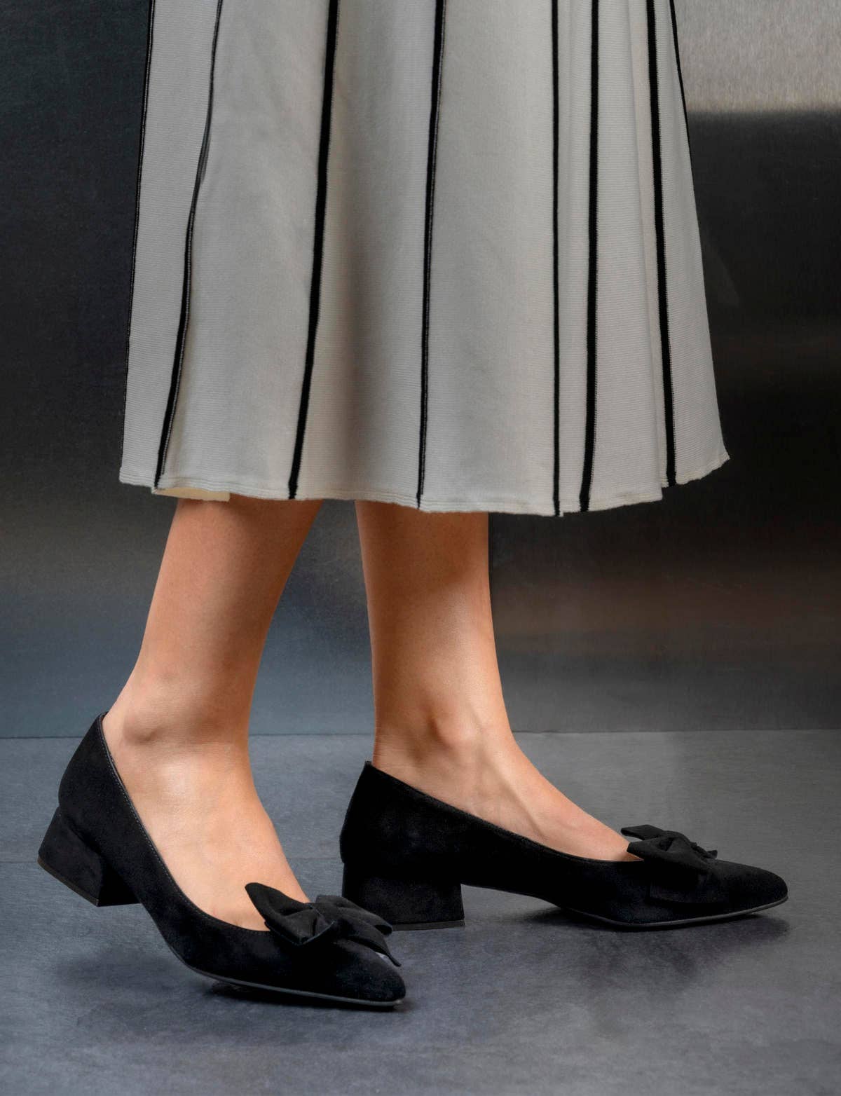 Noir Ballerine pointue noire en daim avec nœud Leonor, Made in Spain, BP1851 en vente sur Faire1