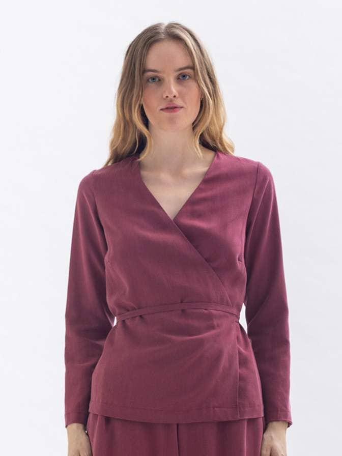 Blouse portefeuille « FRI-DA » bordeaux en Tencel pour la vente par Studio Hertzberg