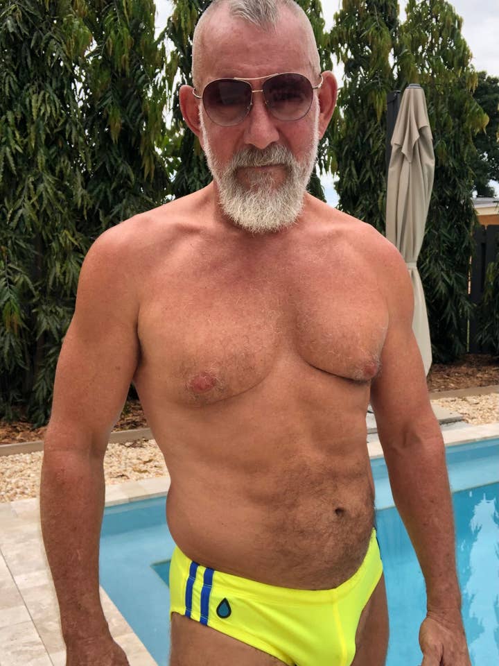 Slip de course jaune fluo à rayures bleues et cordon de serrage intérieur pour la vente par Gett Wett