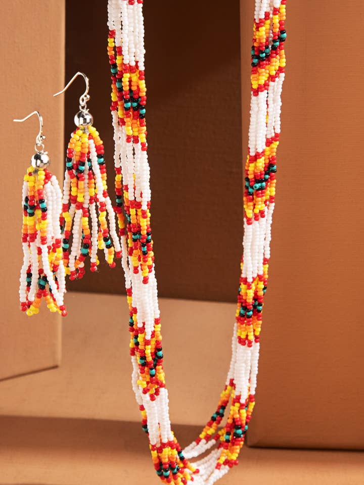 Collier multi-rangs en perles ethniques color block avec boucles d’oreilles assorties pour la vente par Urbanista